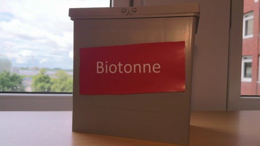 Eine Biomuelltonne auf einem Tisch.