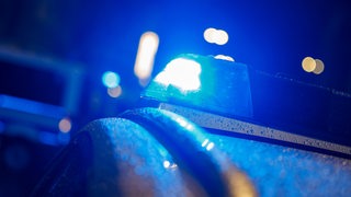 Das Blaulicht eines Polizeifahrzeugs leuchtet blau.