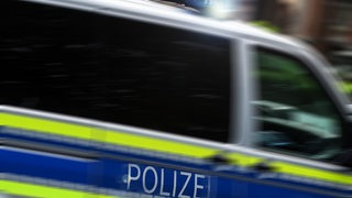 Ein Streifenwagen der Polizei fährt zu einem Einsatz.