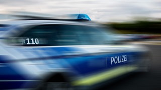 in Einsatzfahrzeug der Polizei mit Bewegungsunschärfe