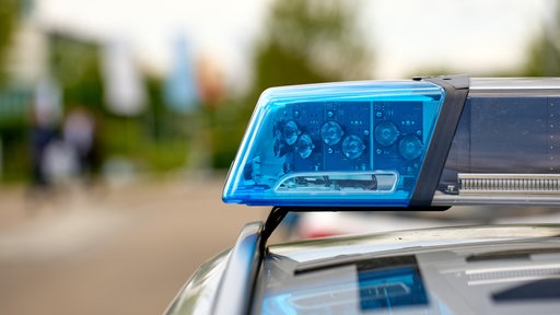 Das Blaulicht eines Polizeiautos