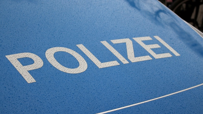 Polizei-Schriftzug auf der Motorhaube eines Polizeiwagens in Bremen.