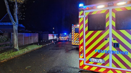 Notarzt und Rettungswagen auf einer Straße in Delmenhorst