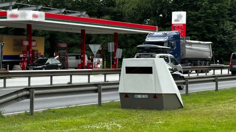 Ein mobiles Blitzgerät steht in der Nähe einer Tankstelle.