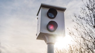 Ein Blitzer steht am Straßenrand.