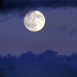 Vollmond und Wolken am Nachthimmel 