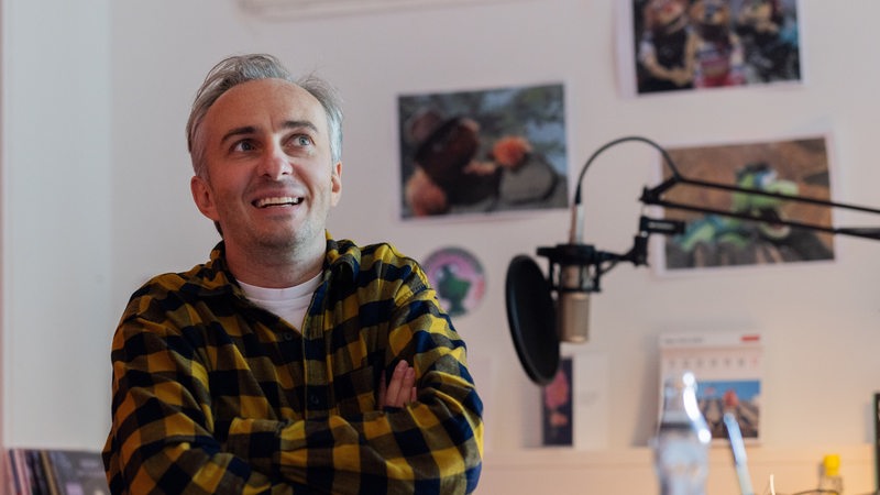 Jan Böhmermann, Moderator und Journalist, spricht während eines Interviews mit der dpa in seinem Büro in den Räumen von Studio Ehrenfeld.