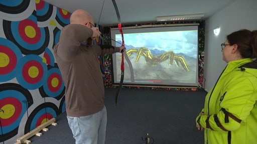 Der buten un binnen Reporter Nils Braunöhler beim Bogenkino in Bremerhaven. 