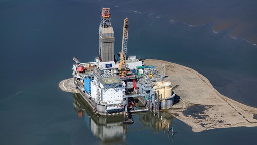 Blick auf das Ölfeld Mittelplate mit der gleichnamigen Bohr- und Förderinsel Mittelplate A der RWE und der Wintershall Holding GmbH in der Nordsee im Bundesland Schleswig-Holstein. 