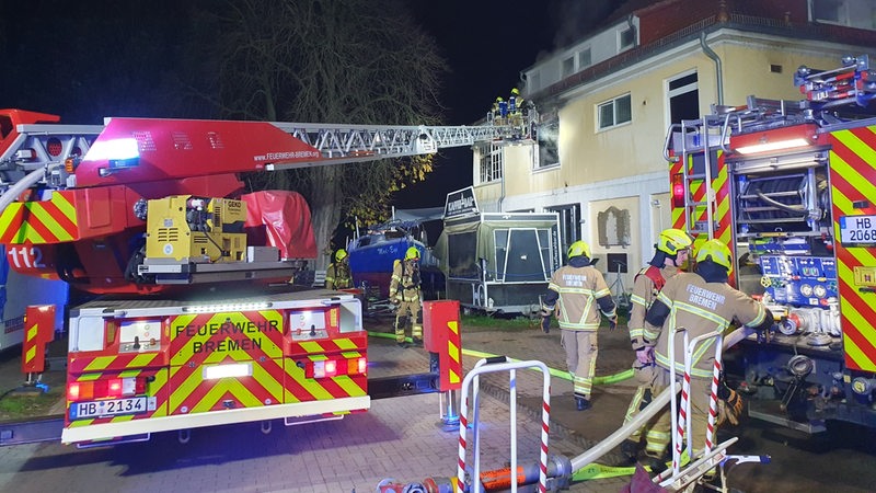 Die Feuerwehr löscht einen Brand im Bootshaus neben dem Weser-Stadion.