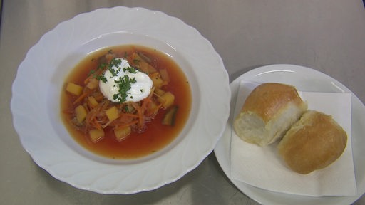 Eine Borschtsch-Suppe ist angerichtet.