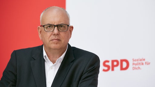 SPD-Politiker Andreas Bovenschulte guckt grimmig bei einer Pressekonferenz im Willy-Brandt-Haus