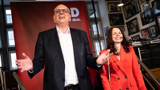 Andreas Bovenschulte, Spitzenkandidat der SPD in Bremen, und seine Partnerin Kerstin Krüger, nach dem Sieg bei der Bürgerschaftswahl