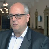 Bremens Bürgermeister Andreas Bovenschulte von der SPD schaut in die Kamera.