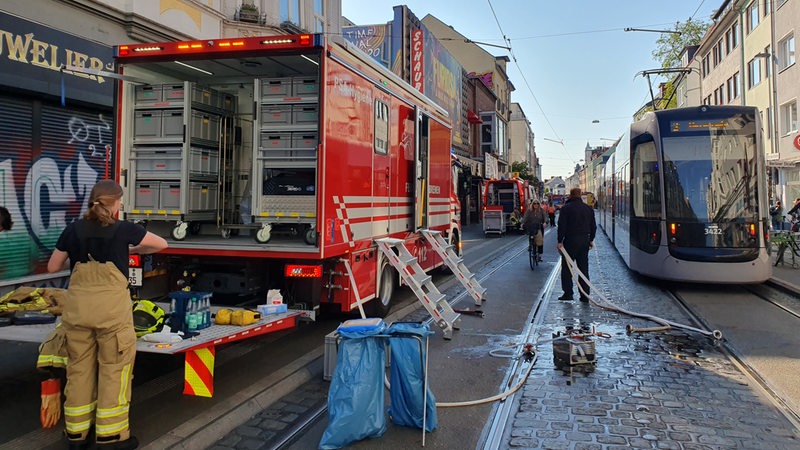 Feuerwehrleute bei Aufräumarbeiten im Ostertorsteinweg