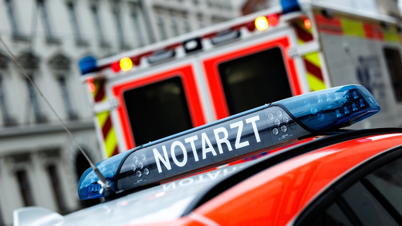 Ein Notarzt- und eine Feuerwehrfahrzeug in einer Straße