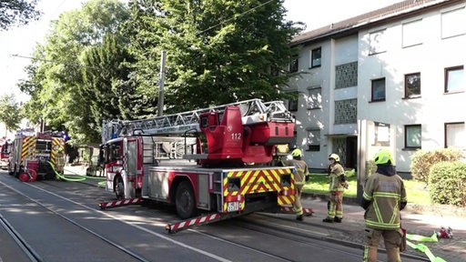 Ein Feuerwehrauto steht vor einem Haus.