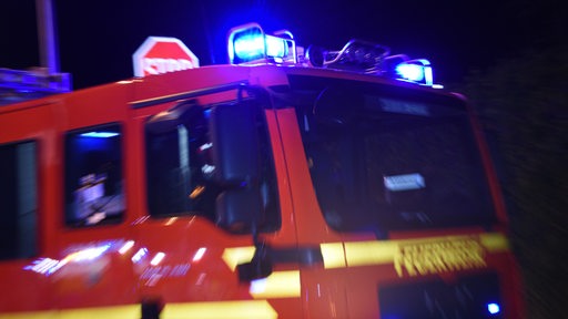 Fahrzeug der Feuerwehr mit Blaulicht im Einsatz