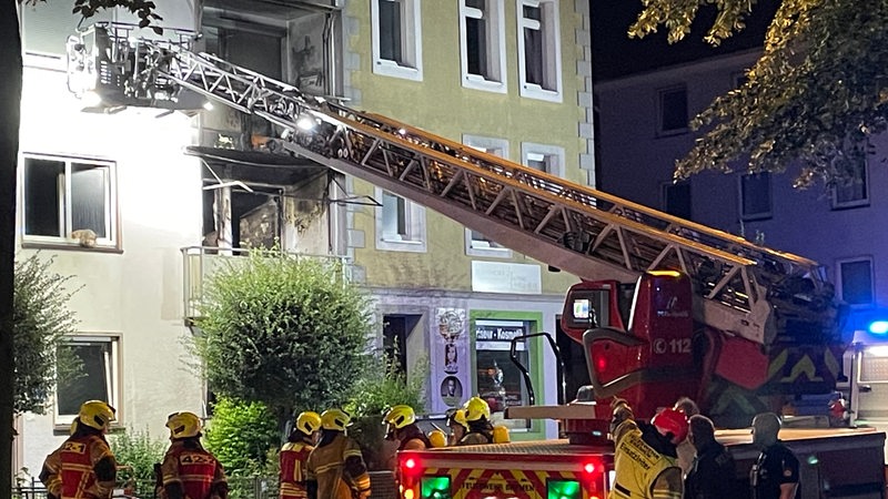 Die Feuerwehr hat einen Kran im Einsatz, um einen Brand zu löschen