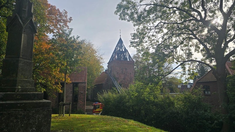 Der historische Turm der Dionysiuskirche in Bremerhaven-Wulsdorf ist abgebrannt