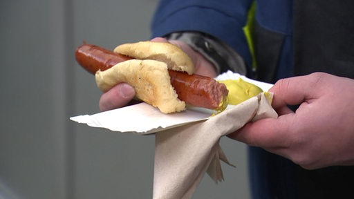 Eine Bratwurst von der Wurstbude am Bremer Hauptbahnhof.