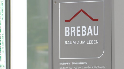 Das Logo der Brebau auf der Eingangstür der Firma.