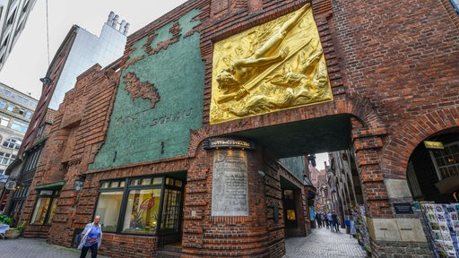 Über dem Eingang der Bremer Böttcherstraße hängt das Fassadenrelief "Lichtbringer".