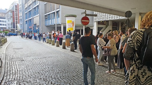 Eine lange Menschenschlange vor einem Bremer Bürger Service Center