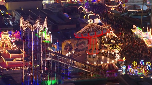 Der Bremer Freimarkt im Dunkeln von oben. 