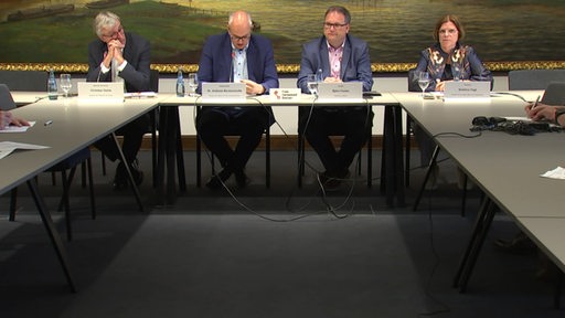 Einige Bremer Senatoren und Bürgermeister Bovenschulte sitzen in einer Pressekonferenz