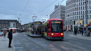 Vor dem Bremer Hauptbahnhof stehen zwei Straßenbahnen, die einander touchiert haben. 