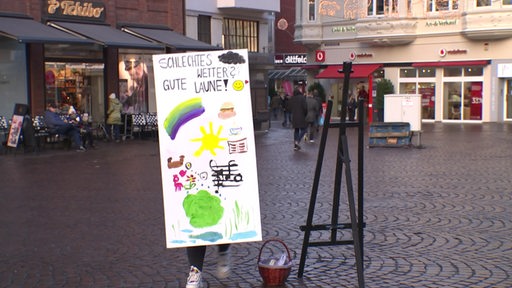 Eine bemalte Leinwandt auf dem Marktplatz