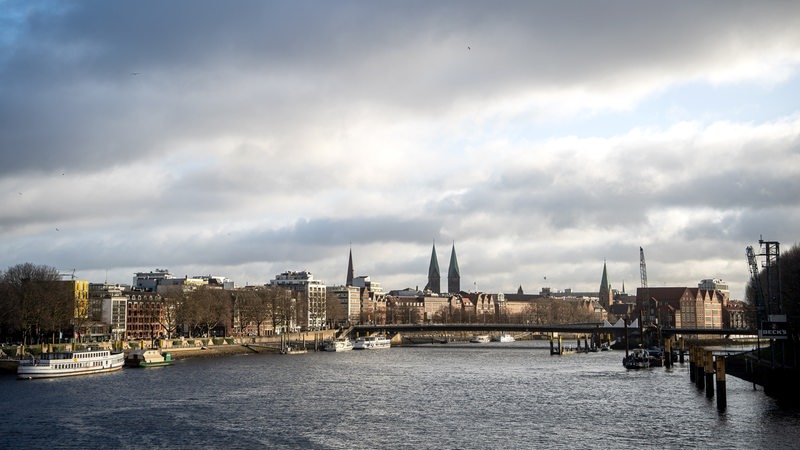 Wolken ziehen über die Bremer Innenstadt.