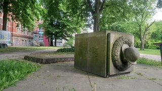 Nahe der Bremer Hochschule liegt das umgekippte Langemarck-Denkmal.
