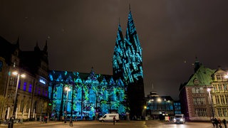 Der St. Petri Dom in der Bremen Innenstadt wird mit Fotoprojektionen angeleuchtet.