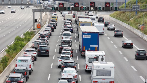 Stockender bis stauender Verkehr auf der Autobahn A7 in Hamburg in Richtung Süden.