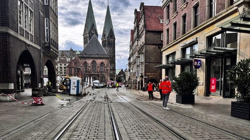 Nach einem Wasserrohrbruch läuft in der Bremer Obernstraße Wasser über die Straße.