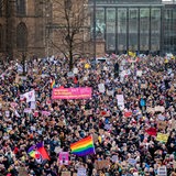 Zahlreiche Menschen demonstrieren auf dem Domshof gegen Rechtsextremismus. 