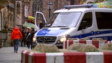 Ein Polizeiwagen steht in der Bremer Innenstadt vor dem Weihnachtsmarkt