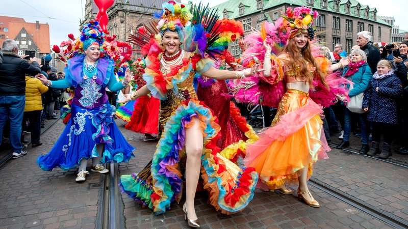 Akteure in bunten Kostümen ziehen während des Samba-Karnevals-Umzuges durch die Bremen Innenstadt. 