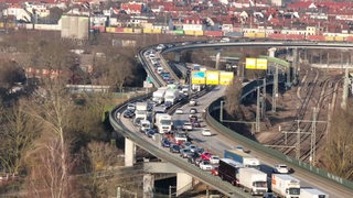 Zahlreiche Autos und Lkw stauen sich auf einer Autobahn in Bremen.