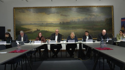 Bremens Landesregierungen treffen sich zur Pressekonferenz um über Krisenfonds zu entscheiden.  