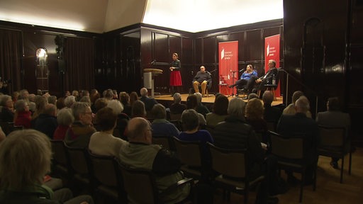 Die Zuschauer beim Bremer Literaturpreis schauen auf die Buehne.