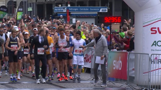 Ein Archivfoto zeigt die Läufer des Bremer Marathons vor dem Start