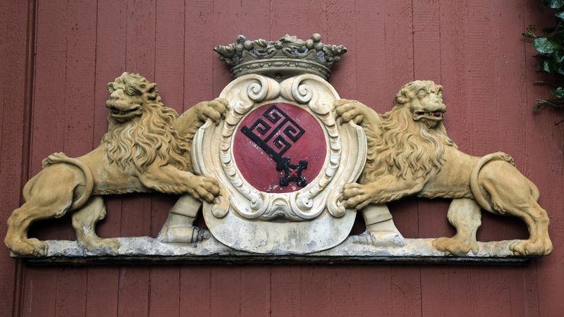 Das Grosse Landeswappen der Freien Hansestadt Bremen an einer Hausfassade. 