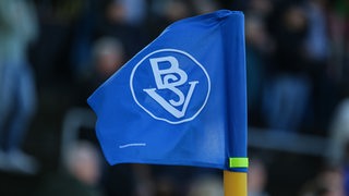  Die Eckfahne mit dem Logo, Vereinslogo, Wappen, Vereinswappen des Bremer SV, BSV, weht im Wind, 30.04.2023, Bremen (Deutschland), Fussball, Regionalliga Nord, Bremer SV - SV Werder Bremen II