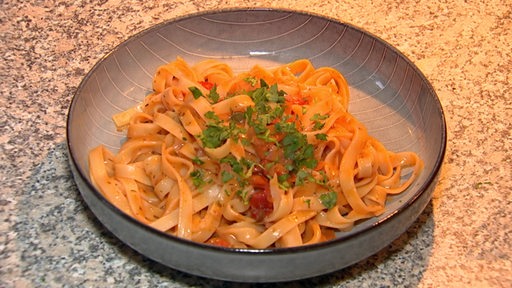 Der Bremer Teller: Tagliatelle mit Möhrenlax in cremiger Tomaten-Weißwein-Soße