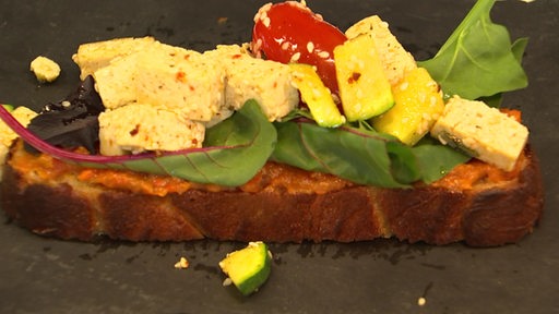 Eine vegan belegte Toastbrotscheibe.