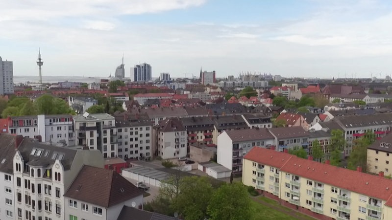 Ein Blick auf Bremerhaven, am Horizont sind die Havenwelten zu sehen