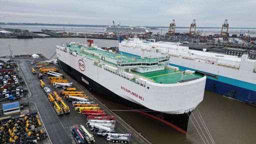 Ein Autofrachter des chinesischen Unternehmens BYD liegt in Bremerhaven